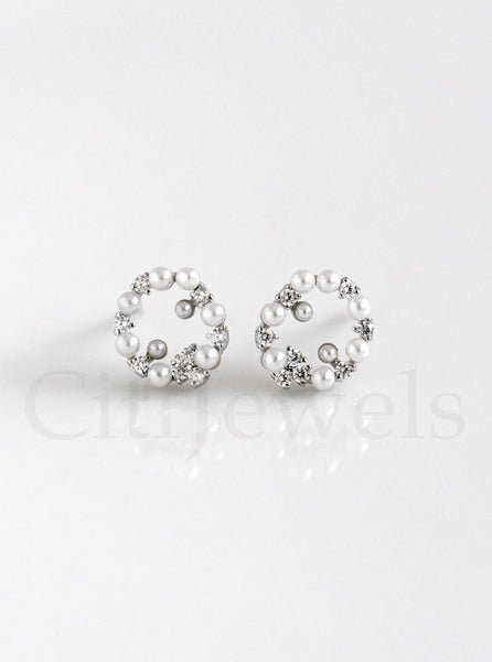 Shell Pearl Stud Earrings: Silver rhodium