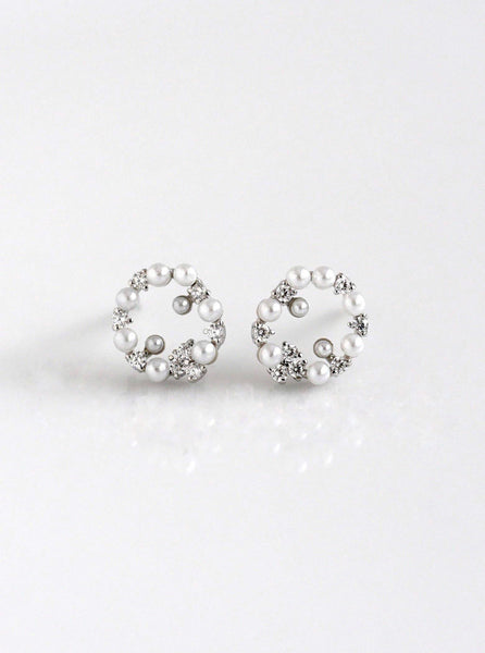 Shell Pearl Stud Earrings: Silver rhodium